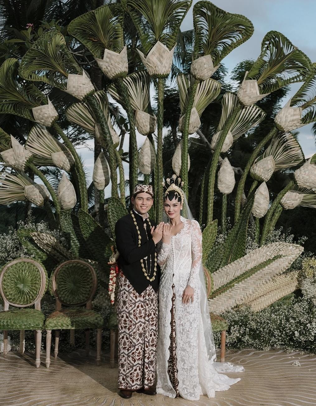 Akad nikah dengan busana adat Jawa. Foto: Dok. Instagram @lunamaya