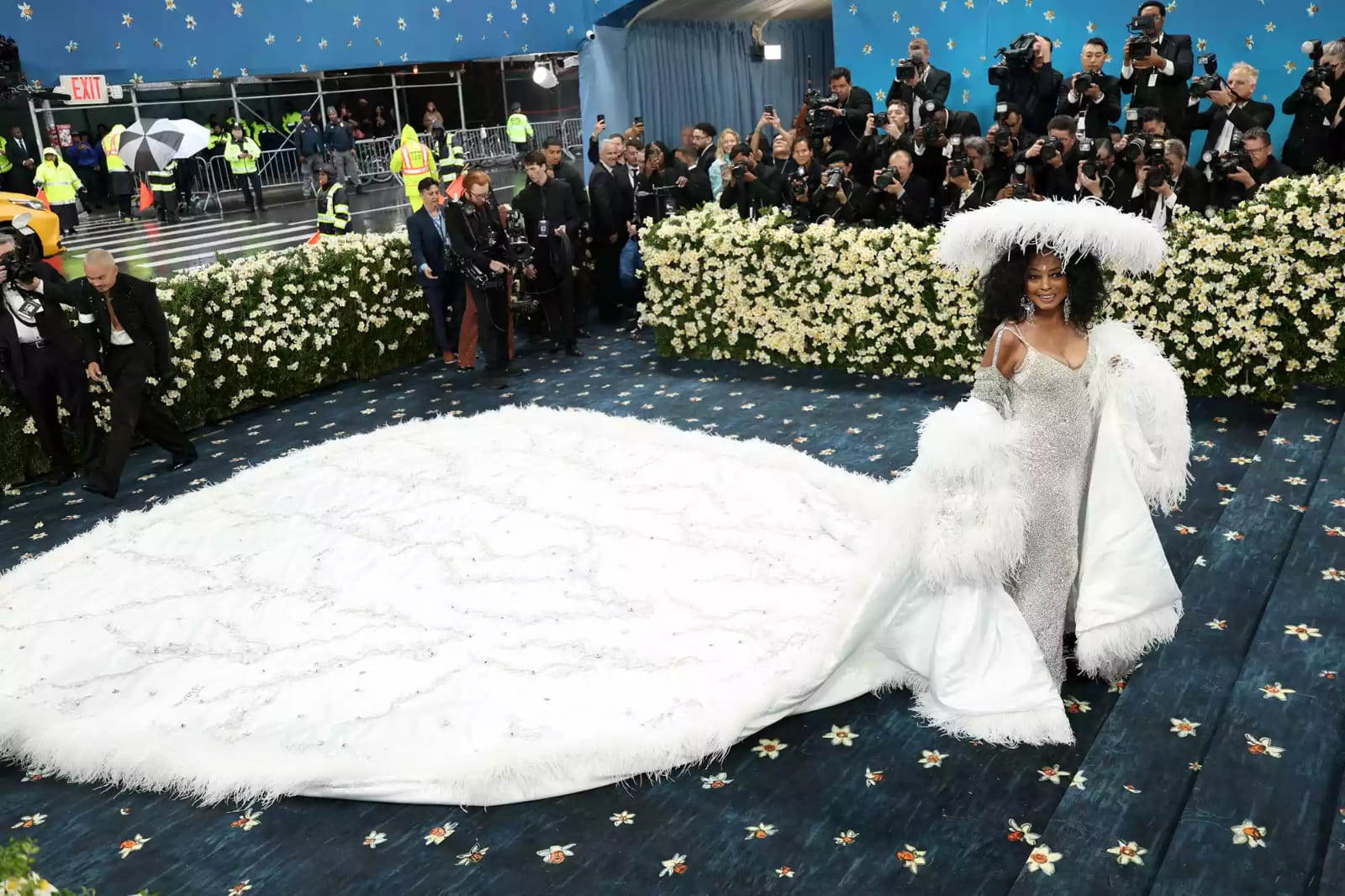 Jubah sepanjang 5,4 meter dengan sulaman nama anak dan cucu. Foto: Dok. John Shearer/WireImage