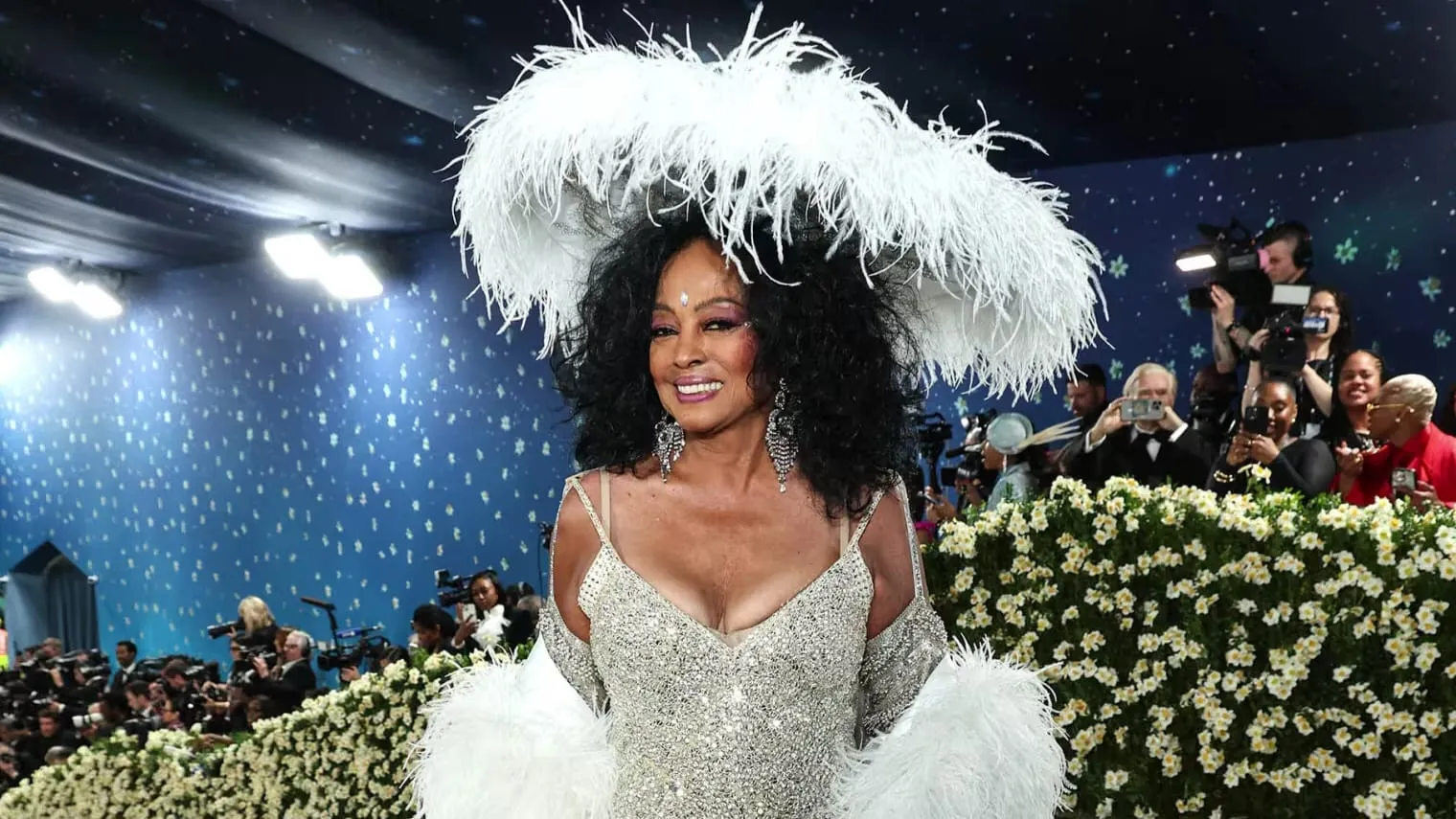 Gaun Met Gala 2025 Diana Ross Bertuliskan Nama 13 Anak-Cucu