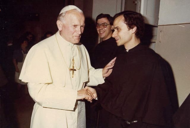Robert Francis Prevost bersama mendiang Paus John Paul II (1978-2005). Foto: Dok. Reuters