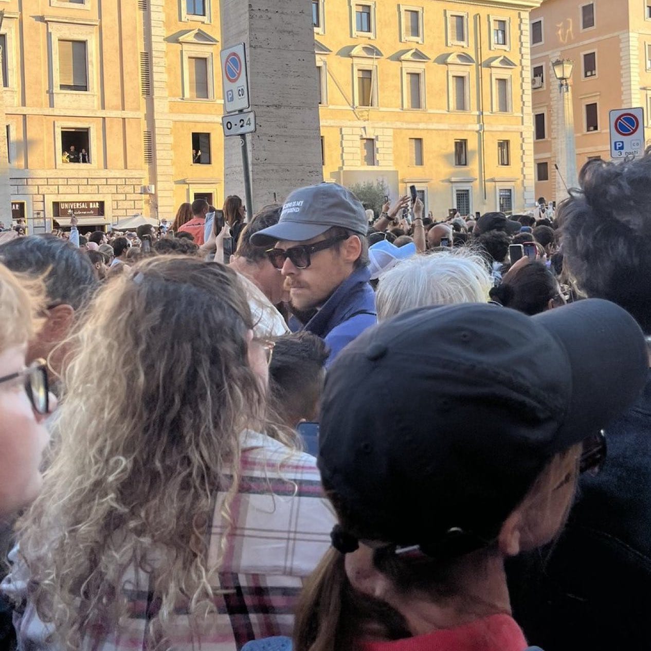 Harry Styles menyaksikan pengumuman Paus baru. Foto: Dok. X @PopCrave