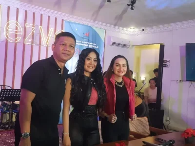 Rowman, drummer Ungu, gandeng dua pedangdut cantik. (Foto: Syukri/Nyata)