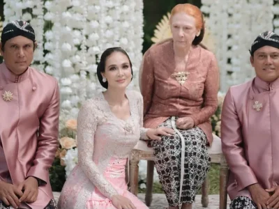 Keluarga Luna Maya (dari kiri Ismael Dully, Luna, Desa Maya, Tipi Jabrik). Foto: Dok. Instagram @lunamaya