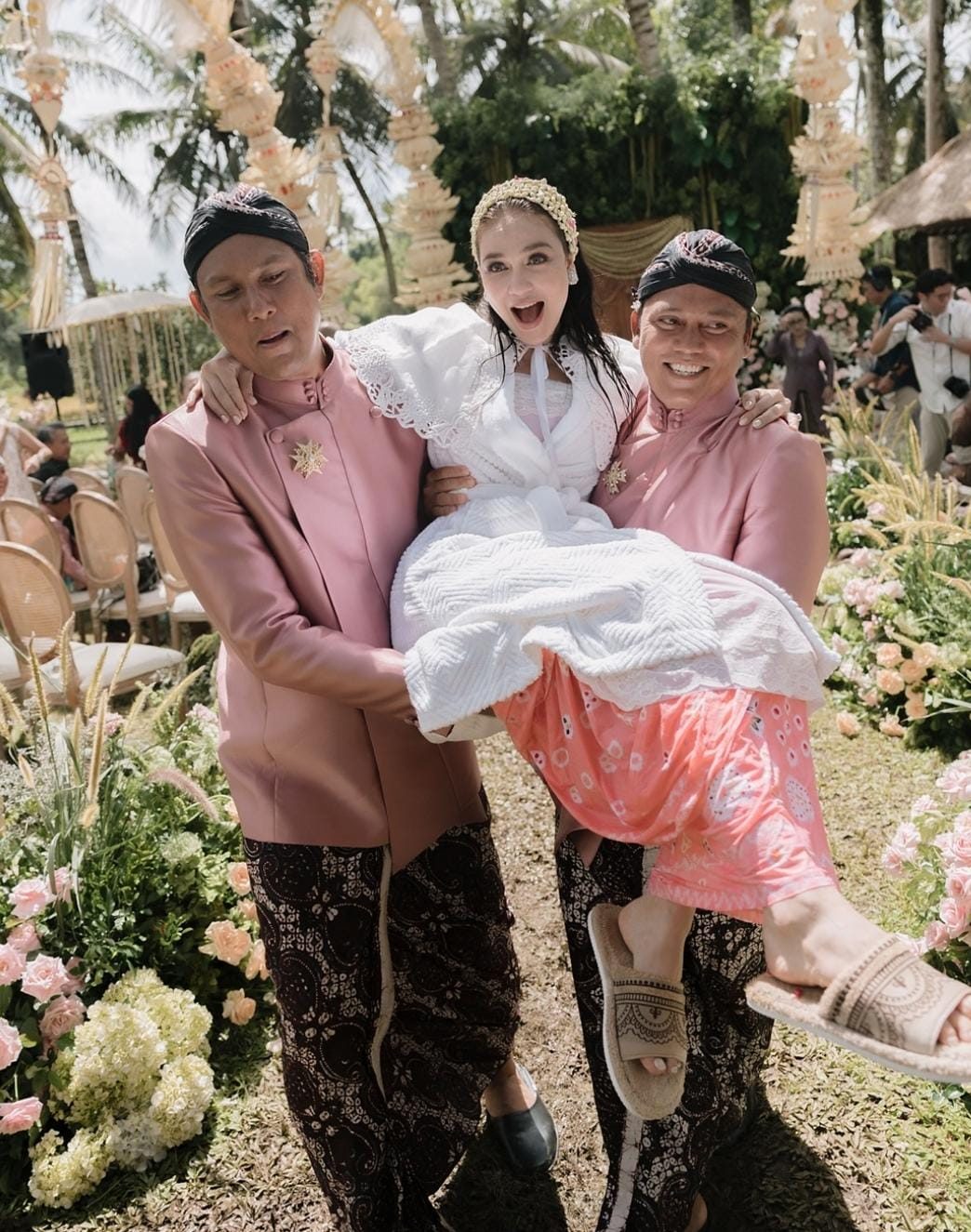 Ismael Dully (kiri) saat acara siraman adiknya. Foto: Dok. Instagram @lunamaya