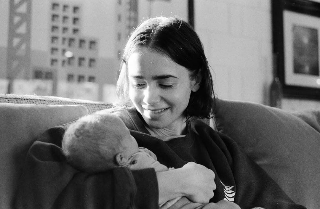 Lily Collins bersama putrinya, Tove. Foto: Dok. Instagram @charliemcdowell