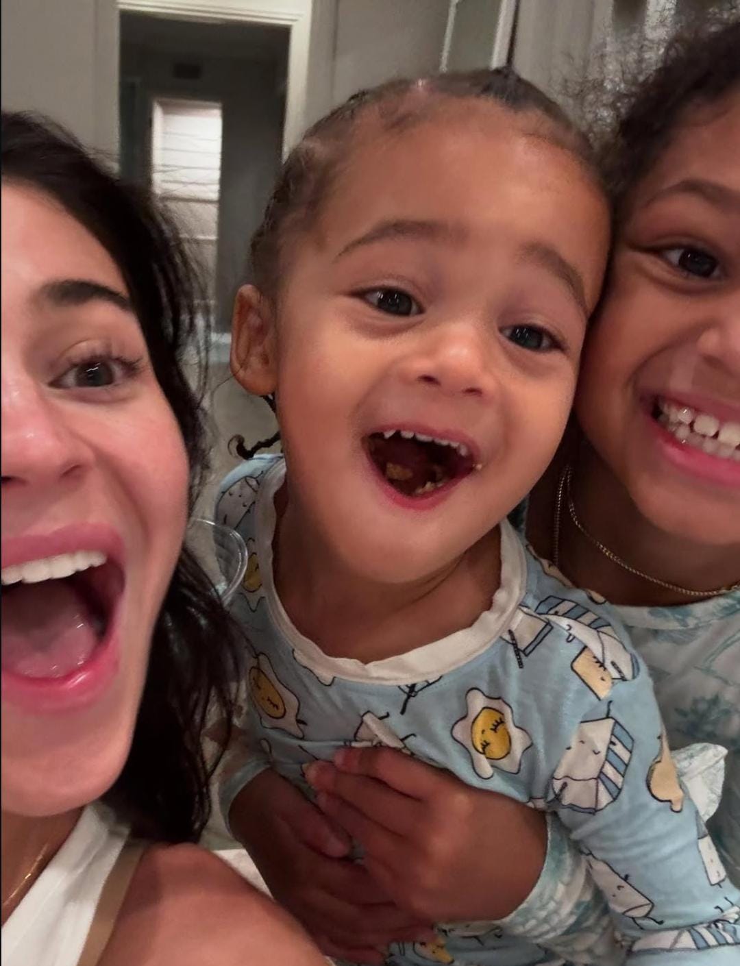 Kylie Jenner dan dua anaknya. Foto: Dok. Instagram @kyliejenner