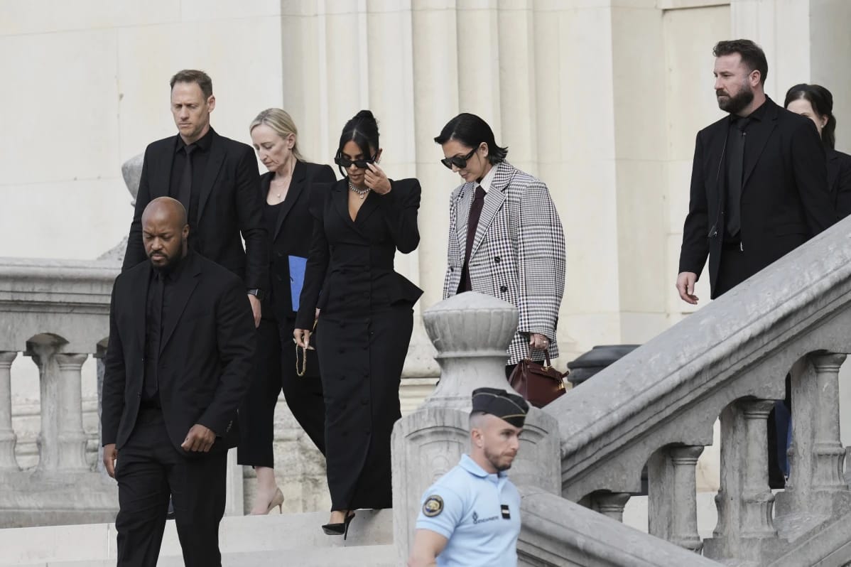 Kim datang didampingi Kris Jenner. Foto: Dok. Aurelien Morissard/AP