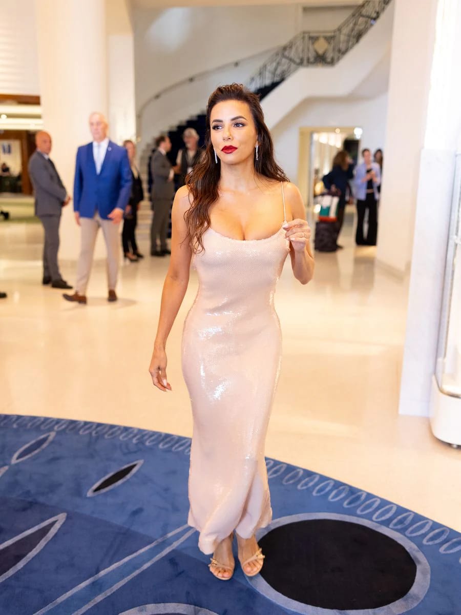 Eva mengenakan gaun nude dalam perjalanan menuju Cannes 2025. Foto: Dok. Arnold Jerocki/GC Images