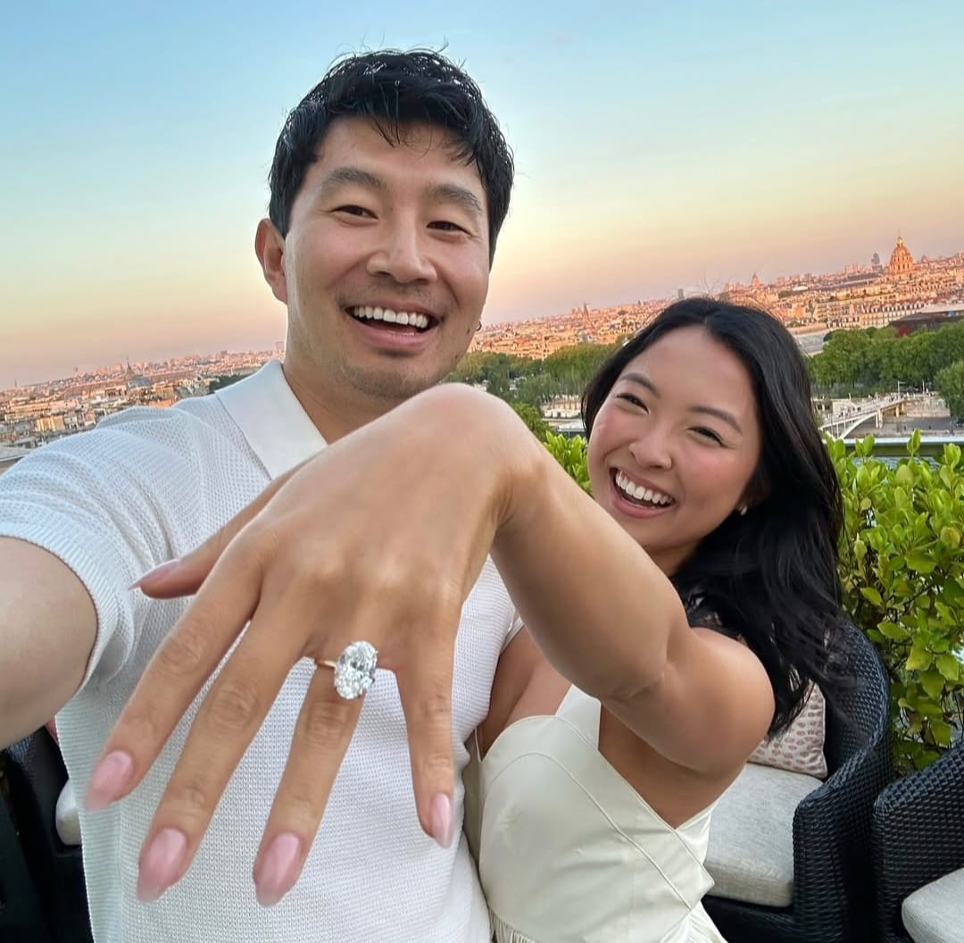 Cincin lamaran berhiaskan berlian enam karat. Foto: Dok. Instagram @allison