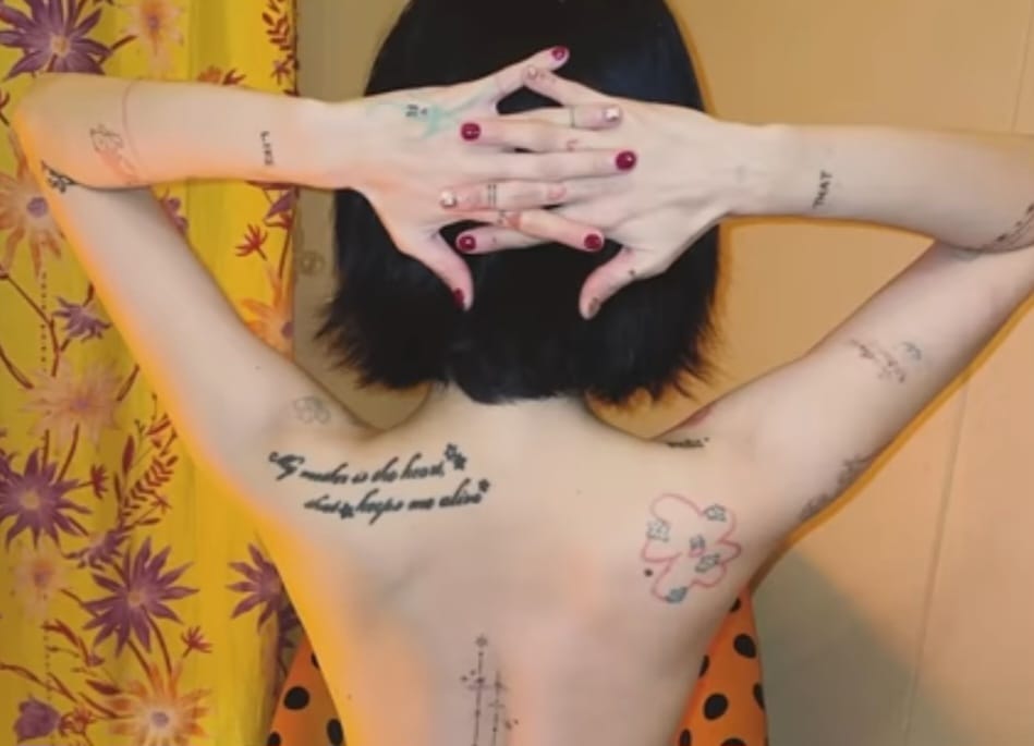 Tato di punggung dan lengan Hyuna. Foto: Dok. YouTube Lee Yong Jin.