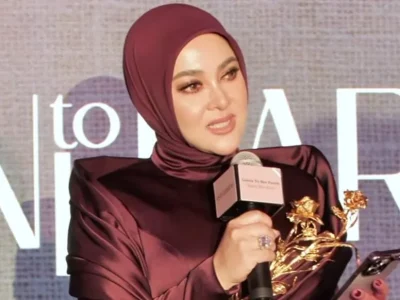 Syahrini menerima penghargaan di Festival Film Cannes 2025. Foto: Dok. Instagram @princessyahrini