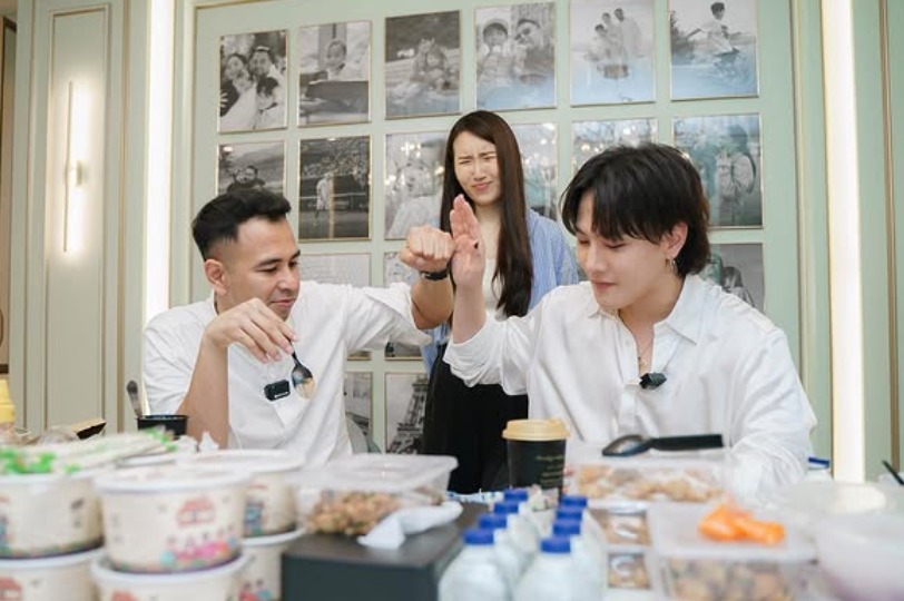 Donghyuk iKON saat mampir ke Andara. Foto: Dok. Instagram @raffinagita1717