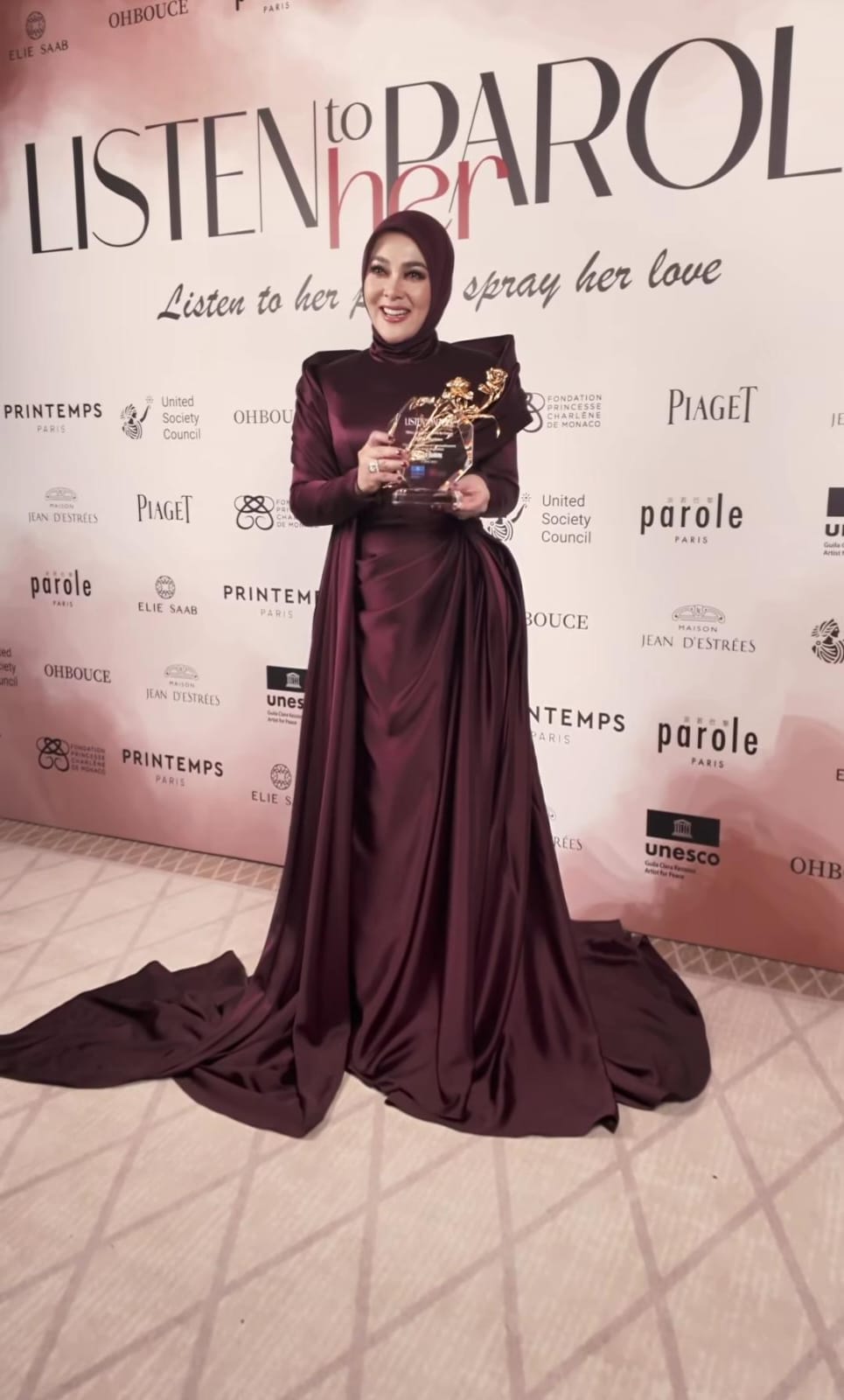Gaun merah untuk Cannes Awards. Foto: Dok. Instagram @princessyahrini