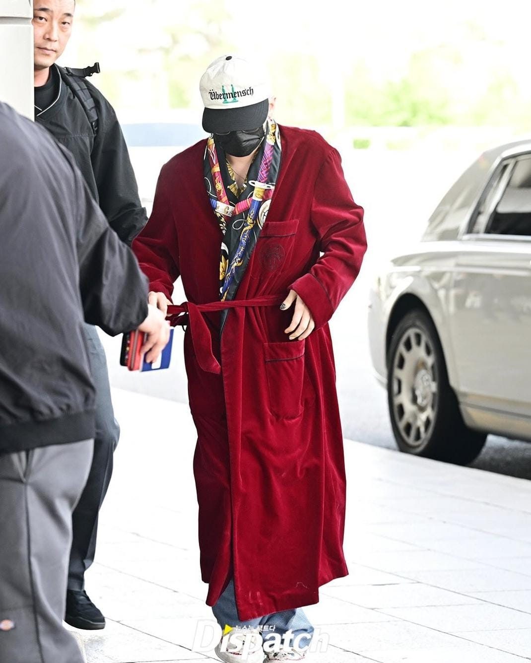 Mengenakan jubah mandi ke bandara. Foto: Dok. Instagram @koreadispatch