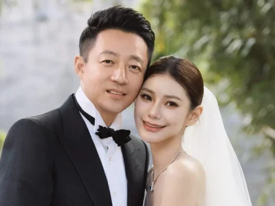 Mantan suami mendiang Barbie Hsu, Wang Xiaofei dan istri barunya. Foto: Dok. From Northwest/Weibo