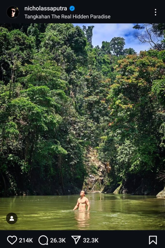 Nicholas Saputra berdiri di tengah danau tanpa mengenakan baju. (Foto: Instagram/nicholassaputra)