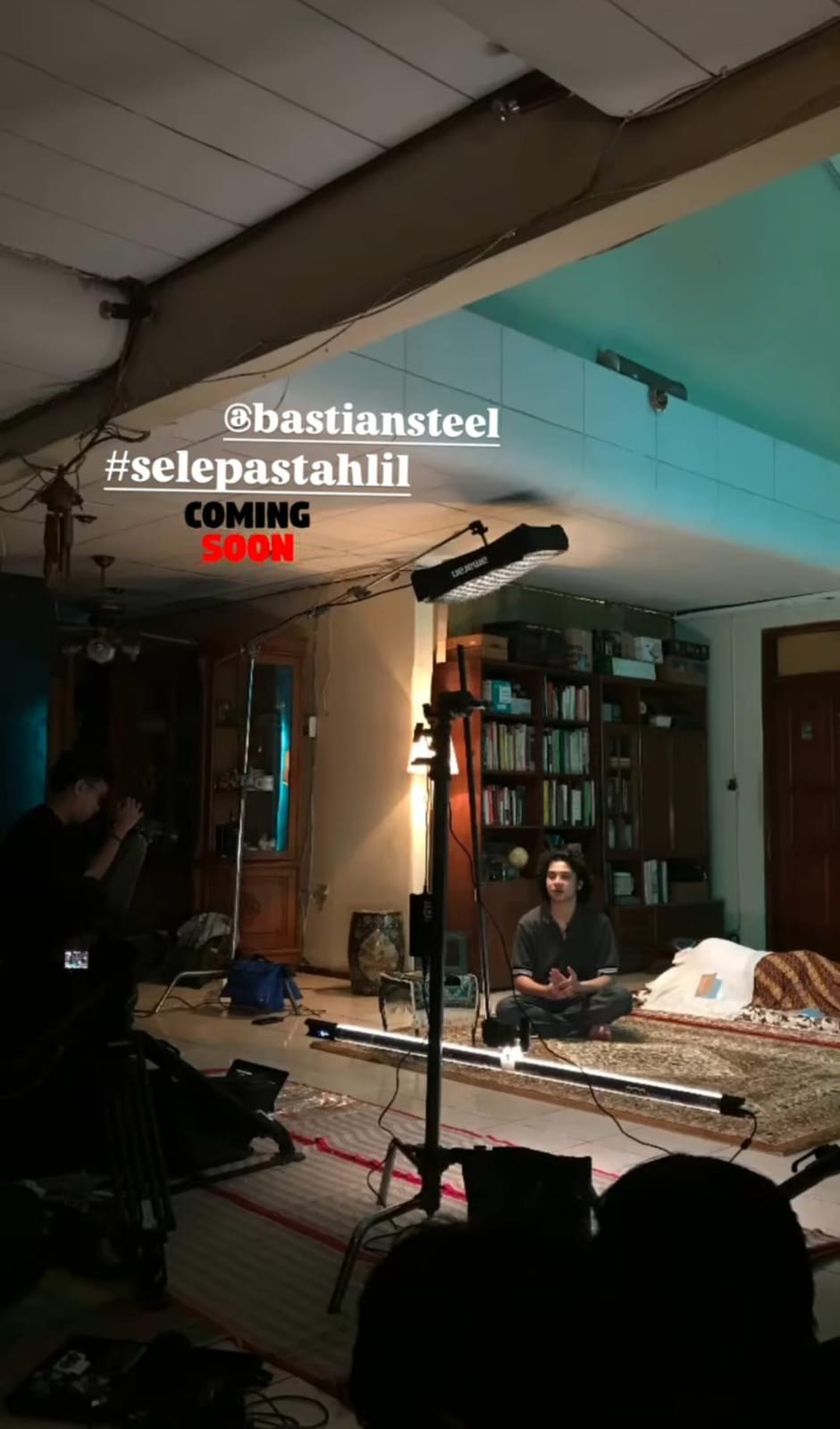 Bastian syuting dengan properti jenazah. Foto: Dok. Instagram @alvin_pasaribu
