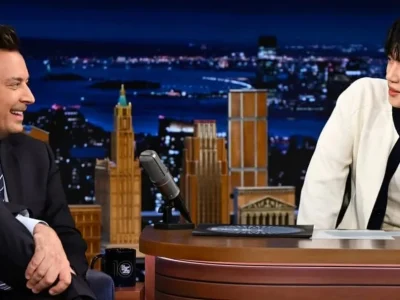 Jin BTS bertukar peran dengan Jimmy Fallon di The Tonight Show. Foto: Dok. Instagram @fallontonightbts