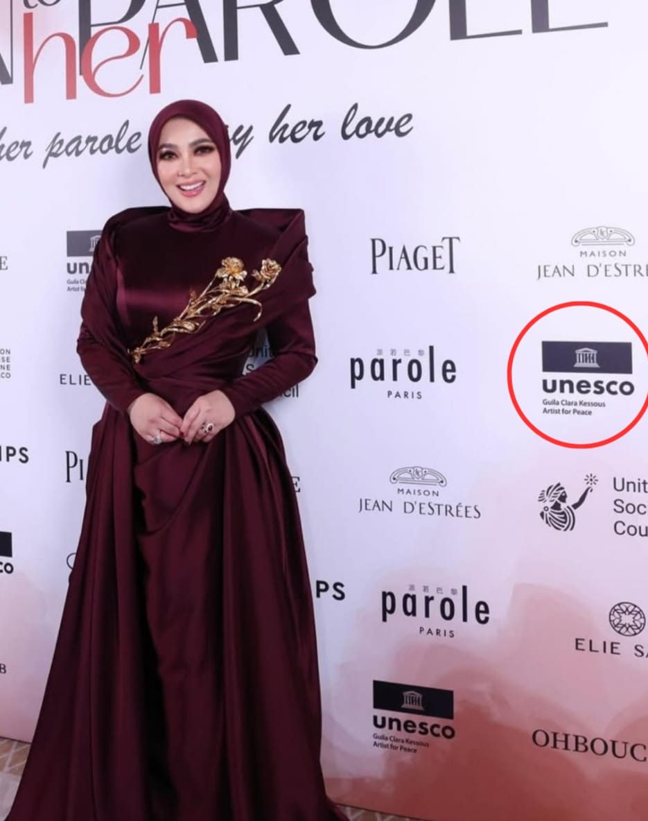 Logo UNESCO pada backdrop. Foto: Dok. Instagram @princessyahrini