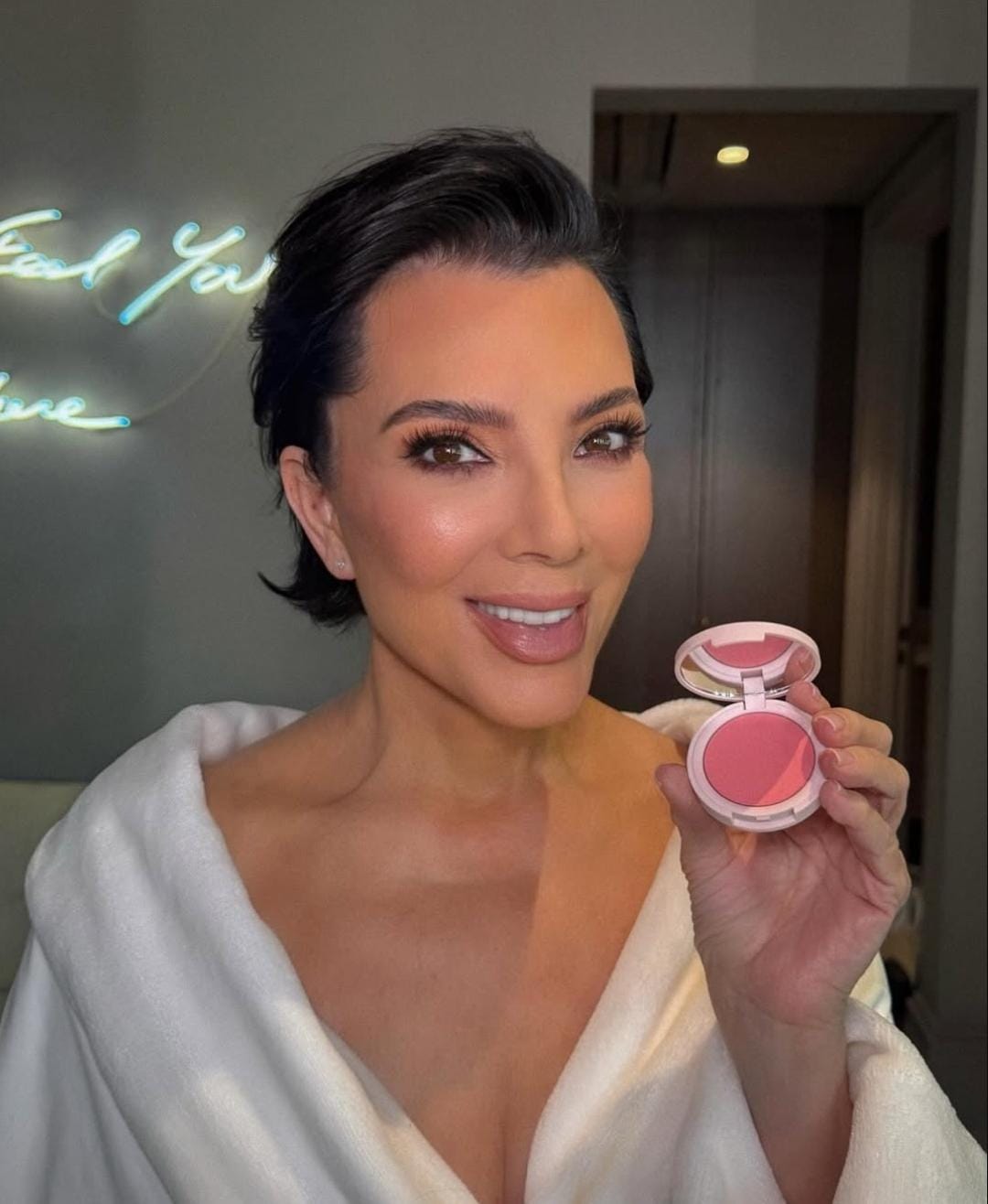Wajah Kris Jenner yang terlihat lebih muda. Foto: Dok. Instagram @kyliecosmetics