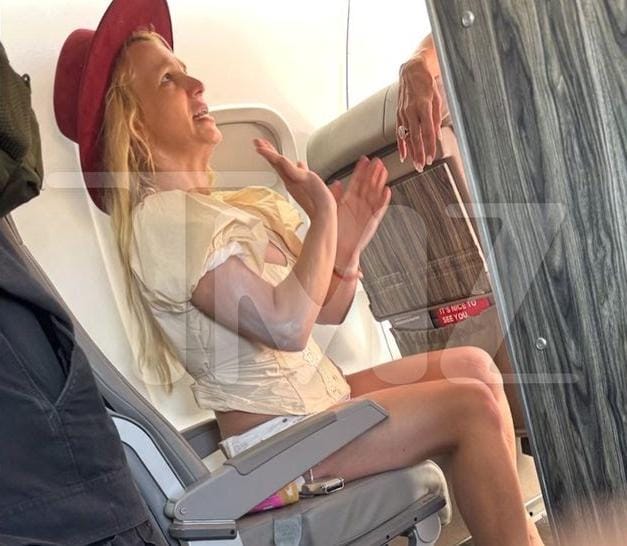 Britney Spears saat di pesawat menuju Los Angeles. Foto: Dok. TMZ