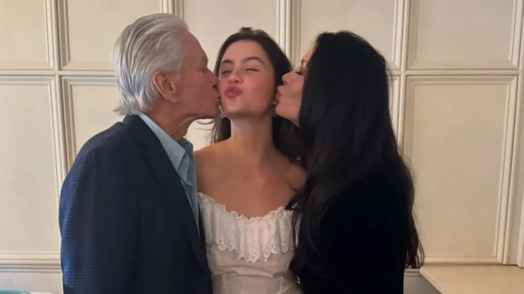 Momen Bahagia Michael Douglas dan Catherine Zeta-Jones Rayakan Wisuda Anak