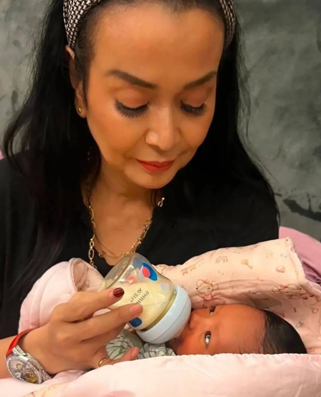 Jennifer Jill dan Baby Ray. Foto: Dok. Instagram @jenjun_family