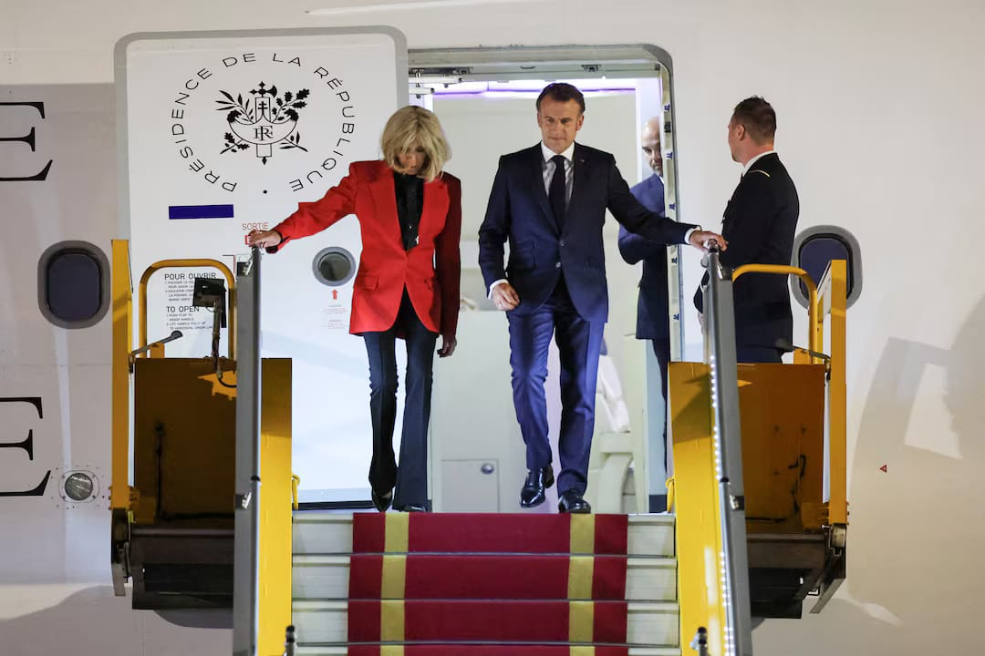 Emmanuel Macron dan Brigitte tiba di Vietnam. Foto: Dok. Reuters