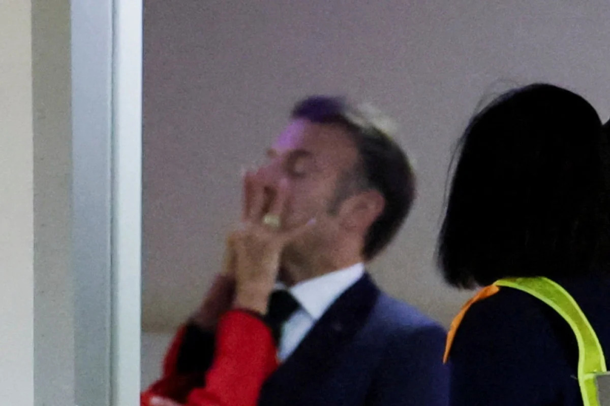 Presiden Prancis Emmanuel Macron ditoyor oleh istri. Foto: Dok. SCMP