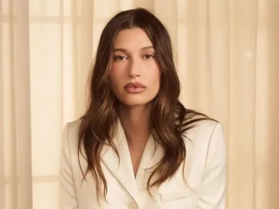 Brand Rhode milik Hailey Bieber diakuisisi e.l.f Beauty. Foto: Dok. Instagram @haileybieber
