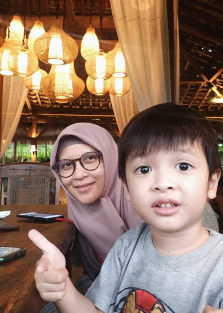 Ayu Medianti, pendiri Mommy Keiks, bersama anaknya. (Foto: Dok. Pri)