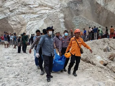 Proses evakuasi korban longsor tambang batu Gunung Kuda, Cirebon. Foto: Dok. BNPB