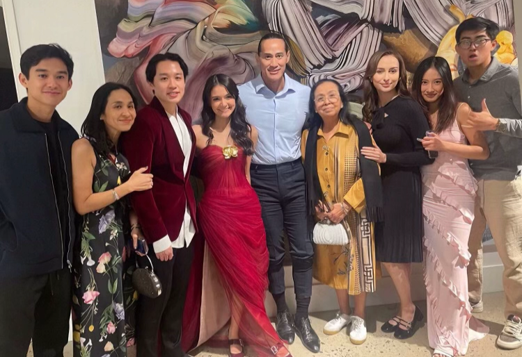 Foto bersama beberapa orang (Foto: TikTok/gameeuy)