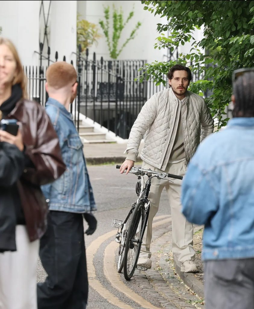 Brooklyn Beckham saat melakukan sesi foto di London Barat (Foto: Click News/Dean)