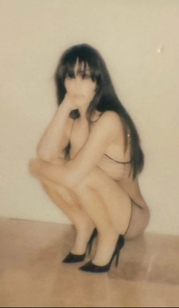 Bianca Censori potong poni (Foto: Instagram/bbiancacensori)