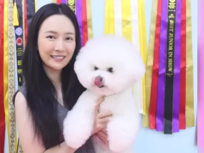 Calista bersama anjing Bichon Frise peliharaannya, Apple (Foto: Nyata/Reza)