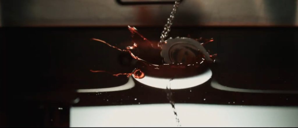 Kalung dari film ‘Annabelle: Creation’ (Foto: YouTube/Warner Bros.)
