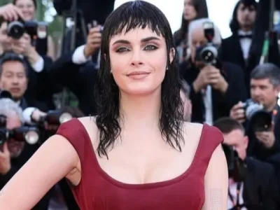 Cara Delevingne dengan rambut wet look (Foto: Instagram/lorealparis)