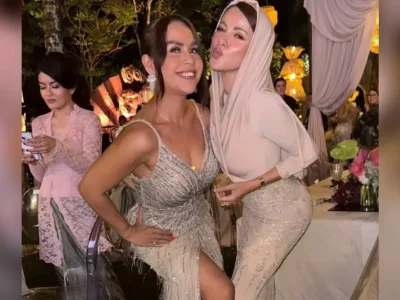 Gaya hijab Olla Ramlan saat berpose bareng Melaney Ricardo. Foto : Instagram/allartis