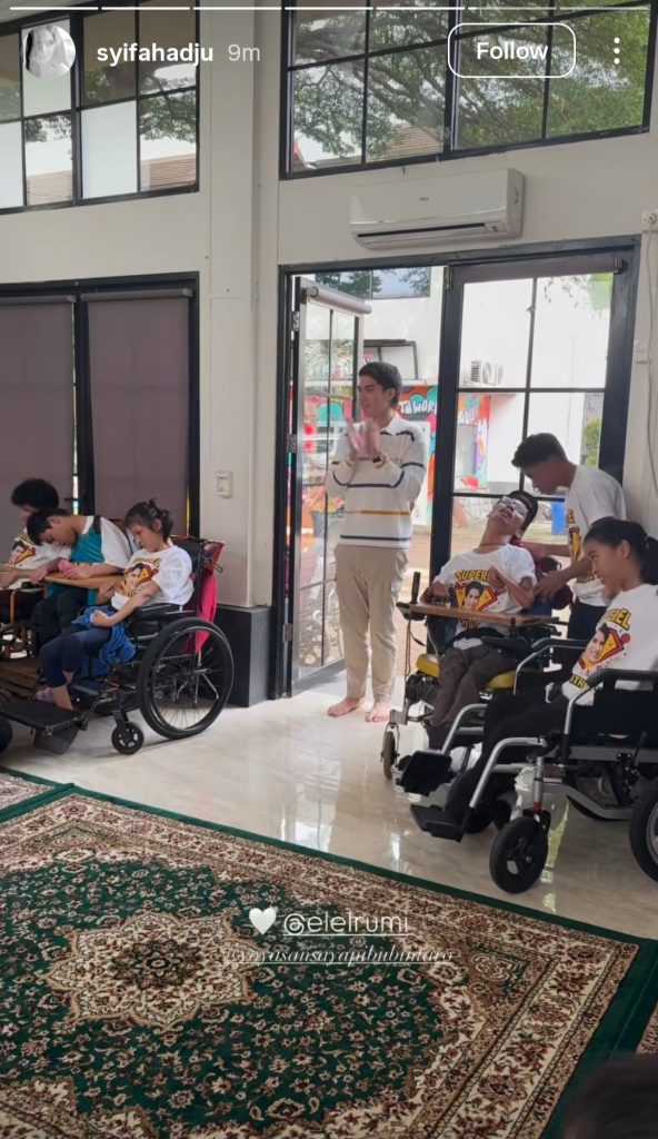 Rayakan ulang tahun bersama anak-anak dengan disabilitas (Foto: Instagram/syifahadju)