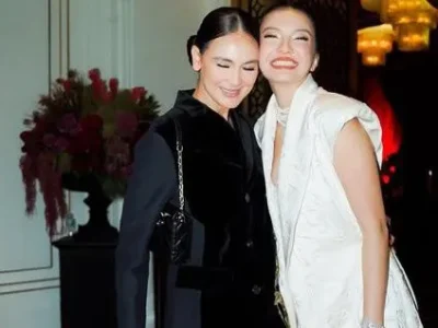 Luna Maya menyerahkan jabatan Presiden Jomblo ke Raline Shah. Foto : Instagram/lunamaya