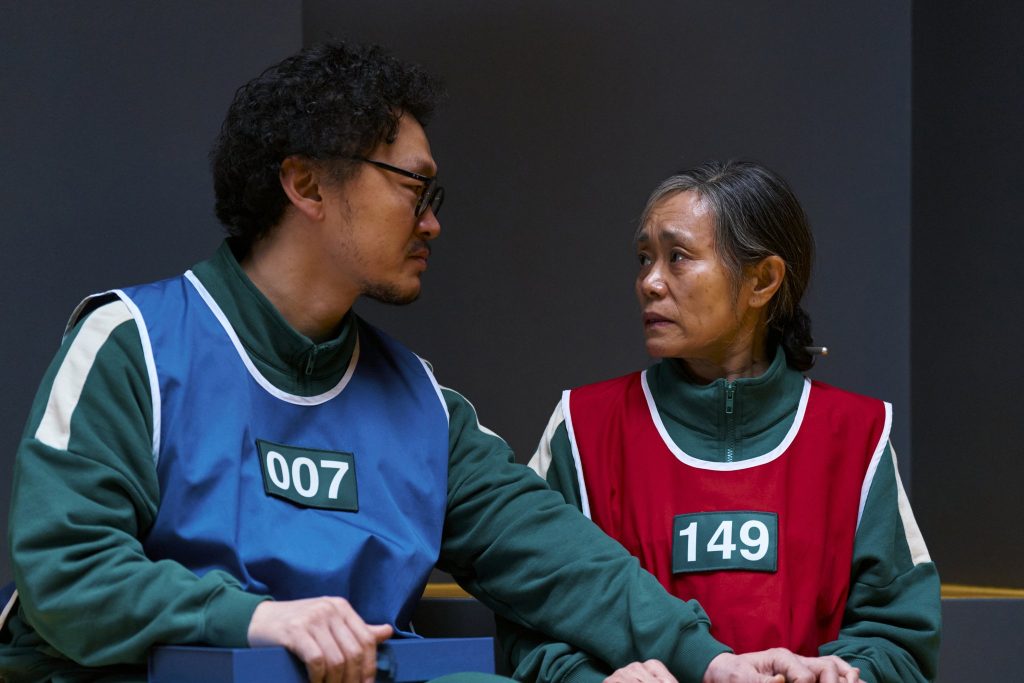 Geum-ja dan Yong-sik beda tim (Foto: YouTube/Netflix)