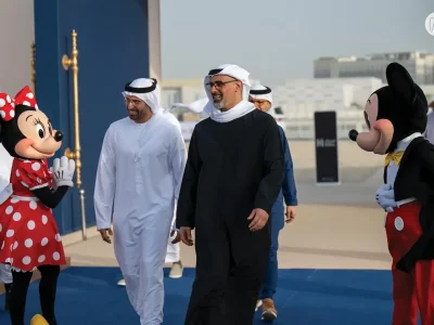 Putra mahkota Abu Dhabi (jubah hitam), menghadiri pengumuman rencana pembangunan Disneyland. (Foto: Instagram/admediaoffice)