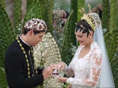 PASANG CINCIN: Pernikahan Luna Maya dan Maxime Bouttier. (Foto: YouTube/Luna Maya)