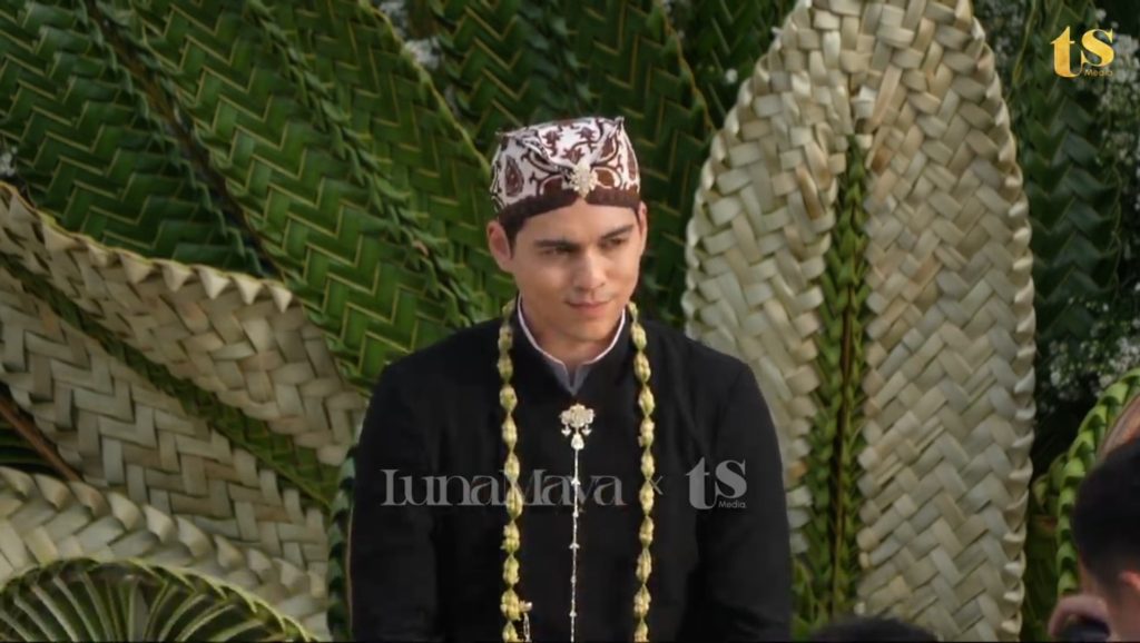 Maxime Bouttier menggunakan baju dengan adat Yogyakarta yang serba hitam (Foto: YouTube/TS Media)