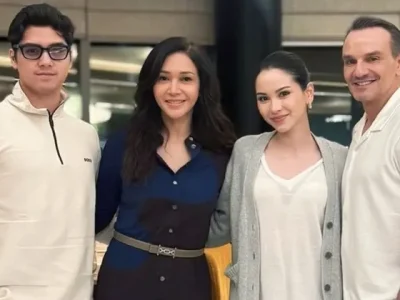 Maia Estianty (baju gelap) bersama Al Ghazali, Alyssa, dan Richard Daguise (Foto: Instagram/maiaestiantyreal)