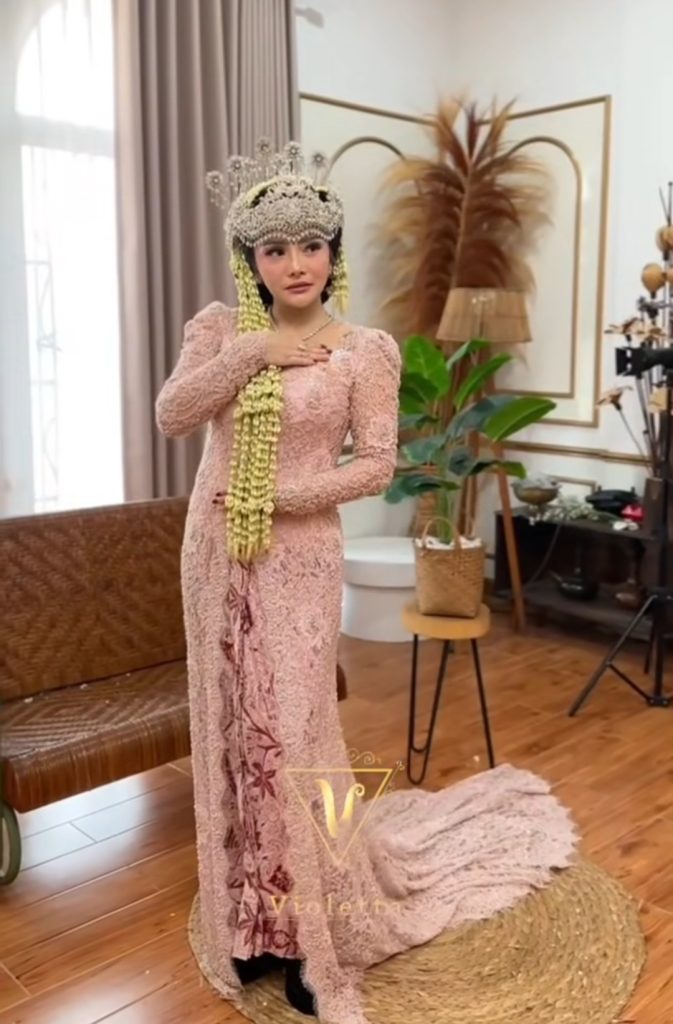 Dalam balutan kebaya brokat panjang berwarna merah muda (Foto: Instagram/mysamawar)