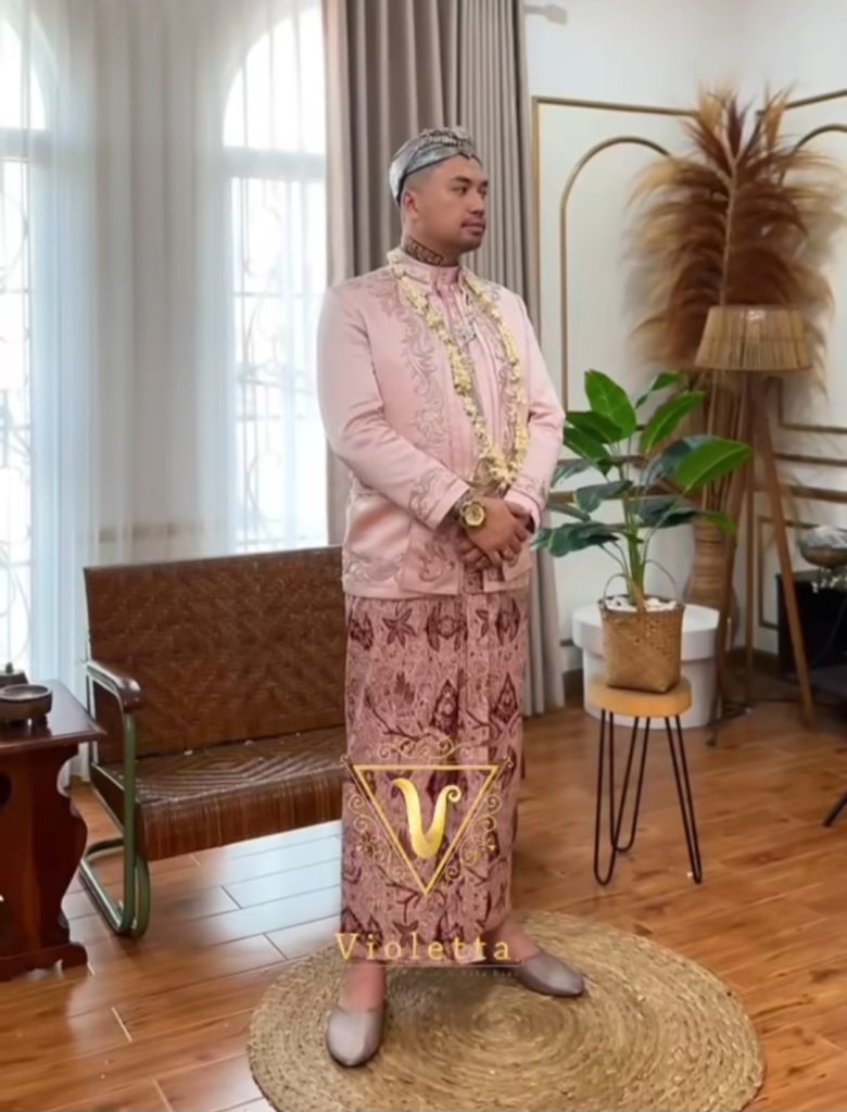 Menggunakan beskap merah muda membuat Kevin terlihat lebih lembut (Foto: Instagram/mysamawar)