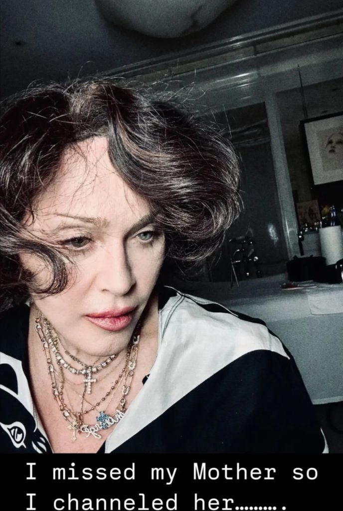 Rindu mendiang ibu, ganti warna rambut (Foto: Instagram/madonna)