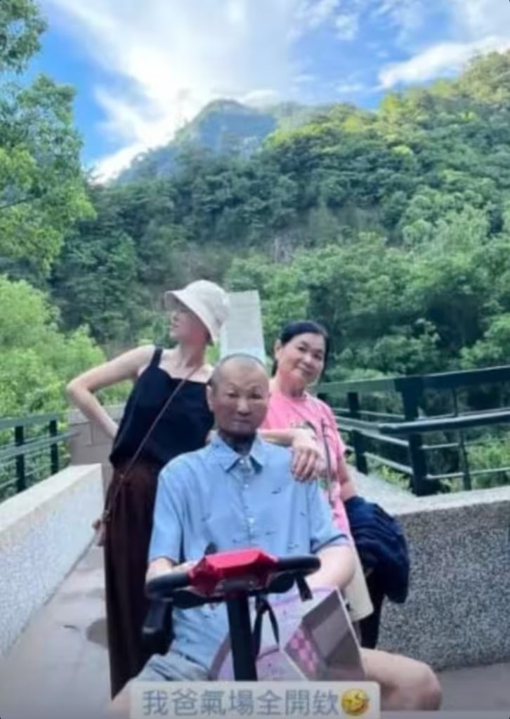 Olivia (pakai topi) bersama orangtuanya (Foto: Instagram/Olivia Tsao cukur rambut demi ayah yang sakit (Foto: Instagram/oliviarogejaloux)